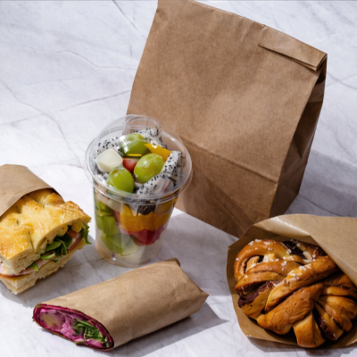 Lunsjpose med sandwhich, smoothie og frukt