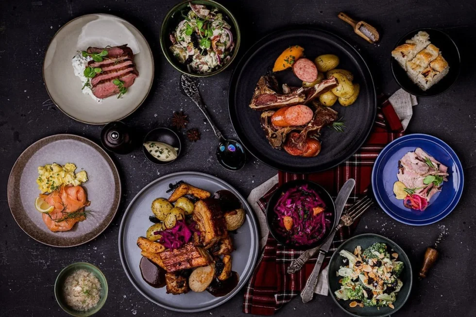 Stor julebuffet med ribbe og pinnekjøtt