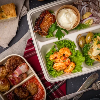Juletapasboks med focaccia, varme og kalde retter