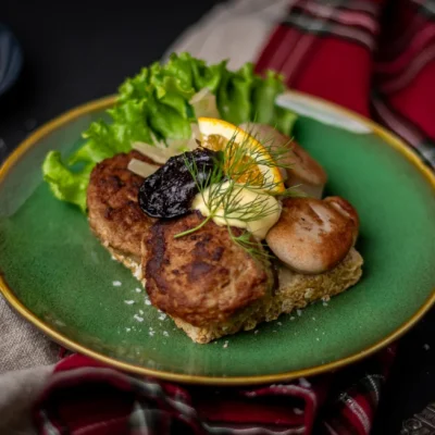 Medisterkakesmørbrød med surkål